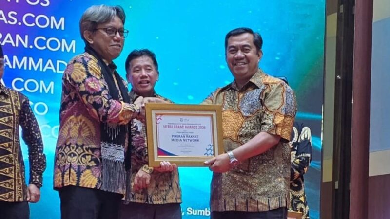 Pemimpin Redaksi PRMN Irwan Natsir (kanan) menerima penghargaan Media Brand Awards SPS 2025 kategori Media Nasional Terbaik dari Sekjen SPS Asmono Wikan, Senin malam 20 Oktober 2025 di Banda Aceh. dok. Ist