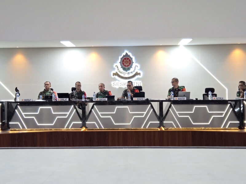 Direktur Jenderal Strategi Pertahanan (Dirjen Strahan) Kementerian Pertahanan RI, Mayjen TNI Agus Widodo, mewakili Menteri Pertahanan RI meninjau kegiatan TFG Latihan Posko Kridha Yudha Pasis Dikreg LIV Sesko TNI di Gedung Nipah Sesko TNI, Bandung, Jumat (3/10/2025). dok. Kemhan RI