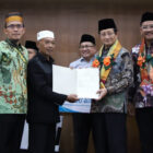 Penyerahan 70 Sertifikat Tanah Wakaf untuk Tempat Ibadah Kabupaten Maros oleh Menteri Agama Nasaruddin Umar. dok. Kemenag RI