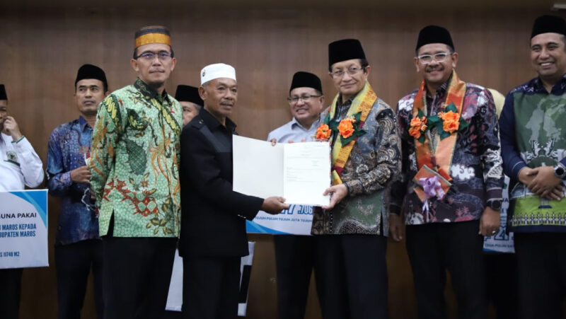 Penyerahan 70 Sertifikat Tanah Wakaf untuk Tempat Ibadah Kabupaten Maros oleh Menteri Agama Nasaruddin Umar. dok. Kemenag RI