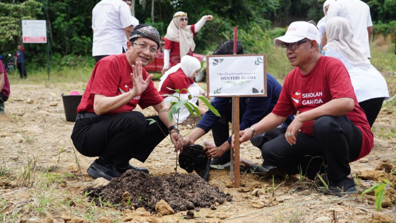 Menteri Agama Nasaruddin Umar menanam pohon lokal sebagai penanda dimulainya pembangunan Sekolah Garuda di kawasan Kota Baru Mandiri (KBM), Bulungan, Kalimantan Utara. dok. Kemenag RI