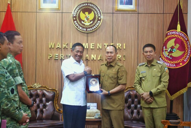 Wakil Menteri Pertahanan (Wamenhan) RI Donny Ermawan Taufanto mewakili Menteri Pertahanan RI menerima audiensi Gubernur Sulawesi Tenggara Andi Sumangerukka beserta jajaran, bertempat di ruang tamu Wamenhan RI, Kementerian Pertahanan, Jakarta, Senin (13/10/2025). dok. Kemhan RI