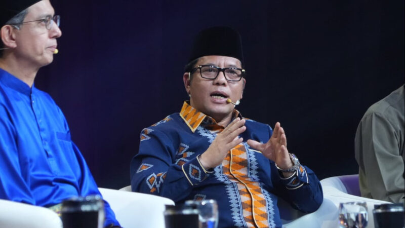 Sekjen Kemenag, Kamaruddin Amin, menjadi narasumber pada Forum Perdana Ehwal Islam yang digelar oleh Jabatan Kemajuan Islam Malaysia (JAKIM) di Melaka, Kamis (16/10/2025). dok. Kemenag RI