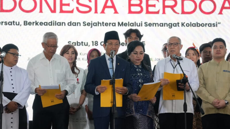 Menteri Agama Nasaruddin Umar bersama Dirjen Bimas Kristen serta perwakilan dari Forum Masyarakat Indonesia Emas menyampaikan “Deklarasi Perdamaian Indonesia Berdoa” dalam acara doa bersama lintas agama di Jakarta, Sabtu, (18/10/2025). dok. Kemenag RI