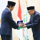 Menag menyerahkan wakaf secara simbolis kepada Ketua Yayasan Maghfirah (Ahmad Hatta). dok. Kemenag RI