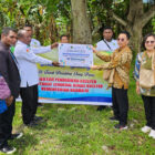 Penyaluran bantuan RKB senilai Rp600 juta bagi SMPTKN Teluk Tondama. dok. Kemenag RI