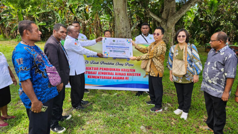 Penyaluran bantuan RKB senilai Rp600 juta bagi SMPTKN Teluk Tondama. dok. Kemenag RI