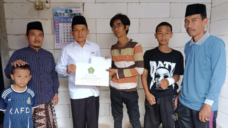 Kemenag beri bantuan ke Zulian, santri Pesantren Jogokerso Magelang. dok. Kemenag RI