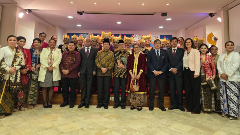 Menag Nasaruddin Umar (berbatik coklat) menghadiri pertemuan bersama diaspora Indonesia di KBRI Vatikan, Minggu (26/10/2025). dok. Kemenag RI