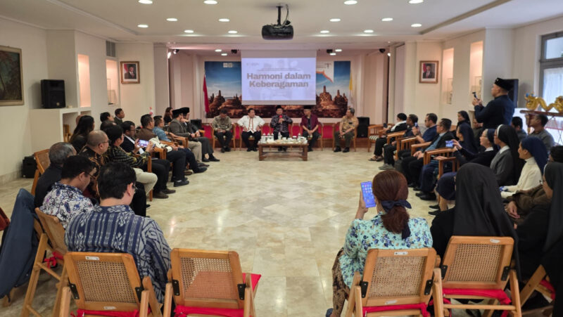 Menteri Agama Nasaruddin Umar berdiskusi dengan para biarawan dan biarawati Indonesia yang ada di Italia, di sela kunjungan kerja ke Vatikan. dok. Kemenag RI