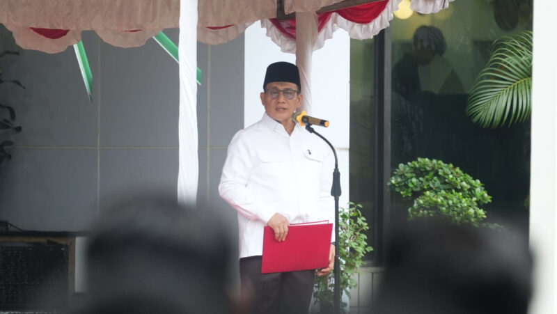 Wakil Menteri Agama (Wamenag) Romo Syafi’i memimpin Upacara Peringatan Hari Sumpah Pemuda ke-97 di halaman Kantor Kementerian Agama, Jakarta. dok. Kemenag RI