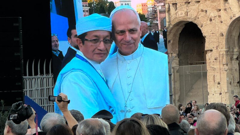 Menag Nasaruddin Umar bersama Paus Leo XIV di Vatikan-Roma. (foto: Glory)