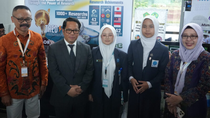 Sekjen Kemenag Kamaruddin Amin kunjungi stand MAN IC OKI dan bertemu siswi berprestasi di acara AICIS+, Depok, Rabu (29/10/2025). dok. Kemenag RI