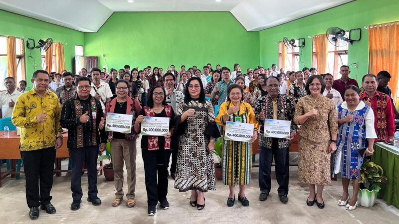 Dirjen Bimas Kristen bersama civitas academica SMAKN Kupang. dok. Kemenag RI