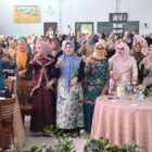 Ketua TP PKK Aceh Besar Hj Rita Mayasari foto bersama seusai Opening Ceremony kreatif pangan lokal janeng dan seminar di Kuala Village Resto, Banda Aceh, Selasa (14/10/2025). FOTO: MC ACEH BESAR