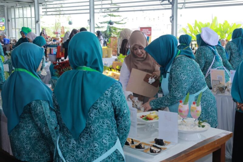 Foto bersama pada pameran hasil olahan janeng pada ajang Pekan Kreativitas Pangan Lokal Janeng 2025, yang digelar dalam rangka memperingati Hari Pangan Sedunia, di Banda Aceh, Rabu (15/10/2025). FOTO:  MC ACEH BESAR