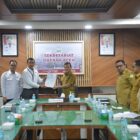 Wakil Gubernur Aceh, Fadhlullah. SE., di dampingi sejumlah kepala SKPA terkait, menerima entry meeting tim BPK perwakilan Aceh di ruang rapat Sekda Aceh, Senin, 27 Oktober 2025. dok. Ist