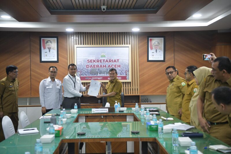 Wakil Gubernur Aceh, Fadhlullah. SE., di dampingi sejumlah kepala SKPA terkait, menerima entry meeting tim BPK perwakilan Aceh di ruang rapat Sekda Aceh, Senin, 27 Oktober 2025. dok. Ist