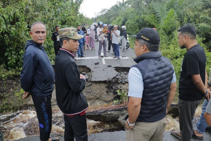 Bupati Aceh Barat, Tarmizi SP MM, turun langsung meninjau jalan yang terputus akibat curah hujan tinggi di Gampong Rantau Panyang Timur, Kecamatan Meureubo, Sabtu (18/10/2025). dok. Pemkab Aceh Barat