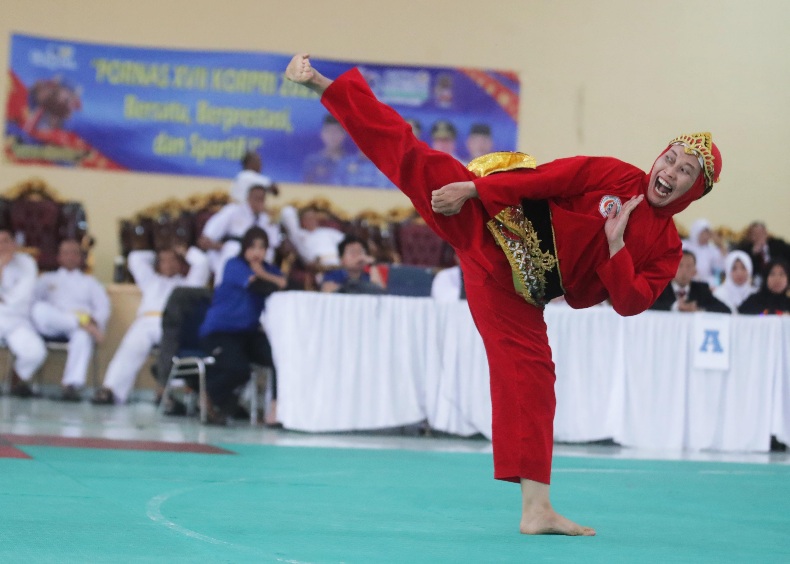 Semangat juang tak mengenal usia. Hal itu dibuktikan oleh Tuti Winarni, pesilat andalan Kementerian Pemuda dan Olahraga (Kemenpora), yang sukses menyabet dua medali emas pada ajang Pekan Olahraga Nasional (Pornas) Korpri XVII Tahun 2025 di Palembang, Jumat (10/10/2025).(foto:raiky/ kemenpora go.id)