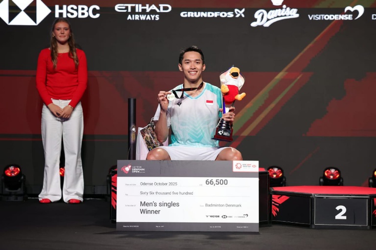 Menpora Erick mengucapkan selamat kepada Jonatan Christie yang berhasil mengharumkan nama Indonesia setelah pada pertandingan final berhasil mengalahkan unggulan pertama asal China, Shi Yu Qi dengan skor 13-21, 21-15, 21-15 di Jyske Bank Arena, Minggu (19/10) kemarin. (foto:dok/PBSI)