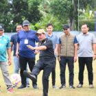 Wakil Bupati Aceh Besar Drs H Syukri A Jalil menendang perdana tanda dimulainya pertandingan Turnamen Sepak Bola Persima HUT Ke 70 di Lapangan bola kaki Meunasah Krueng, Kecamatan Ingin Jaya, Aceh Besar, Sabtu (04/10/2024). dok. MC ACEH BESAR