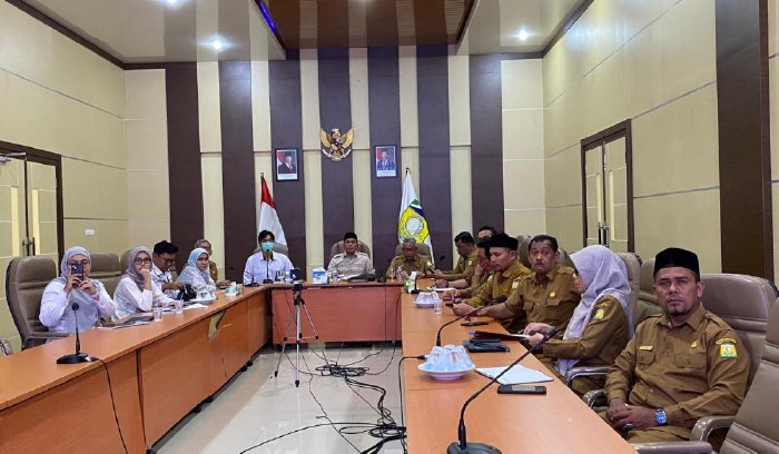 Bupati Aceh Besar H Muharram Idris menerima Tim Entry Meeting BPK RI Perwakilan Aceh yang dipimpin Arief Adrian di ruang rapat Kantor Bupati Aceh Besar, Senin (27/10/2025). DOK. PEMKAB ACEH BESAR