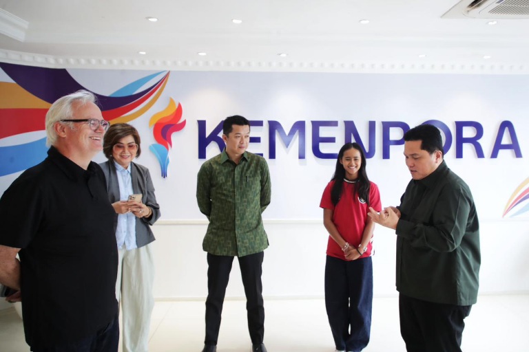 Menteri Pemuda dan Olahraga Republik Indonesia (Menpora RI) Erick Thohir mendukung atlet muda Indonesia yang terus mengukir prestasi di kancah dunia. Salah satu dukungan itu diberikan Menpora Erick kepada atlet muda snowboarding Indonesia Zazi Betari Landman.(foto:raiky/kemenpora.go.id)