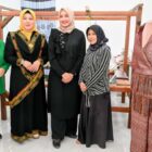 Ketua Dekranasda Aceh Besar Hj Rita Mayasari bersama Anggota DPD RI Darwati A Gani foto bersama sesuai melakukan kunjungan di Gedung Dekranasda, Gampong Gani, Kecamatan Ingin Jaya, Aceh Besar, Kamis (16/10/2025). FOTO: MC ACEH BESAR