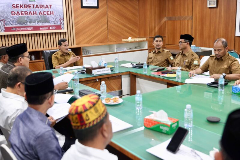 Wakil Gubernur Aceh, Fadhlullah, S.E., memimpin Rapat Dewan Pengawas MTQ Aceh XXXVII Tahun 2025, yang diikuti Kepala SKPA/Biro serta unsur terkait lainnya, di Ruang Rapat Sekda Aceh Aceh, Senin (27/10/2025). DOK. IST