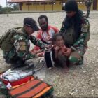 Prajurit Tim Kesehatan Pos Nume Satgas Yonif 112/DJ gelar Free Medical Care secara langsung di lapangan bagi Warga Kampung Karubaga Distrik Jigonikme Kabupaten Puncak Jaya Provinsi Papua Tengah, Selasa (30/09/2025). dok. Pendam IM