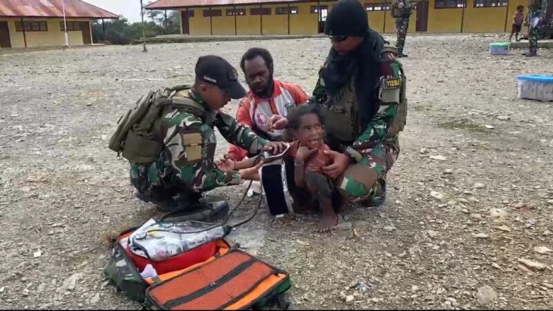 Prajurit Tim Kesehatan Pos Nume Satgas Yonif 112/DJ gelar Free Medical Care secara langsung di lapangan bagi Warga Kampung Karubaga Distrik Jigonikme Kabupaten Puncak Jaya Provinsi Papua Tengah, Selasa (30/09/2025). dok. Pendam IM