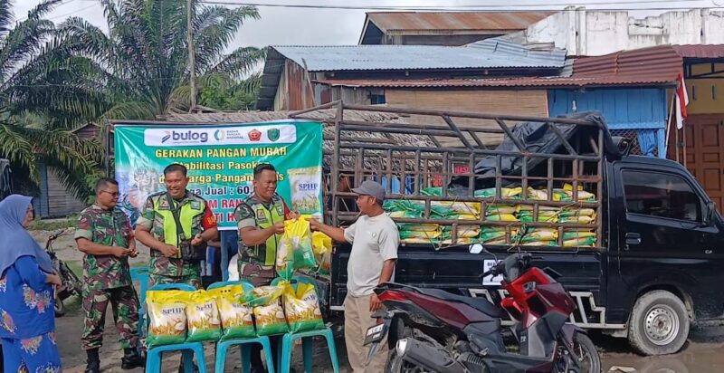 Babinsa Jajaran Kodam Iskandar Muda salurkan Beras Murah SPHP Ke rumah warga. dok. Pendam IM