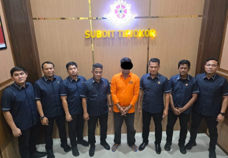 Penyidik Subdit Tindak Pidana Korupsi (Tipidkor) Ditreskrimsus Polda Aceh resmi menahan mantan Kepala Kantor Pos Cabang Pembantu (KCP) Rimo, Aceh Singkil, berinisial DW (43) atas dugaan kasus korupsi dengan modus transaksi fiktif, Selasa, 30 September 2025. dok. Polda Aceh