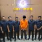 Penyidik Subdit Tindak Pidana Korupsi (Tipidkor) Ditreskrimsus Polda Aceh resmi menahan mantan Kepala Kantor Pos Cabang Pembantu (KCP) Rimo, Aceh Singkil, berinisial DW (43) atas dugaan kasus korupsi dengan modus transaksi fiktif, Selasa, 30 September 2025. dok. Polda Aceh
