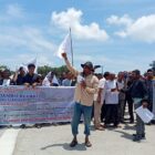 Aliansi Masyarakat Menggugat Keadilan (AMMK) yang beranggotakan masyarakat dari enam kecamatan di Kabupaten Aceh Timur menyampaikan pernyataan sikap terkait konflik agraria yang sudah berlangsung selama puluhan tahun. Aksi ini digelar di Gampong Jambo Rechat, Kecamatan Banda Alam, Selasa (30/9/2025). dok. Ist