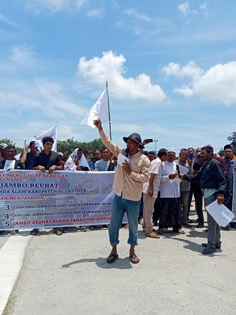 Aliansi Masyarakat Menggugat Keadilan (AMMK) yang beranggotakan masyarakat dari enam kecamatan di Kabupaten Aceh Timur menyampaikan pernyataan sikap terkait konflik agraria yang sudah berlangsung selama puluhan tahun. Aksi ini digelar di Gampong Jambo Rechat, Kecamatan Banda Alam, Selasa (30/9/2025). dok. Ist