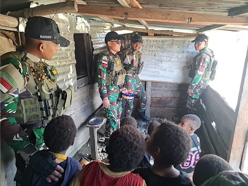 Prajurit Satgas Yonif 112/DJ Pos Puncak Senyum menjadi tenaga pendidik bagi anak-anak Papua dalam bentuk Kegiatan Belajar Mengajar. dok. Pendam IM