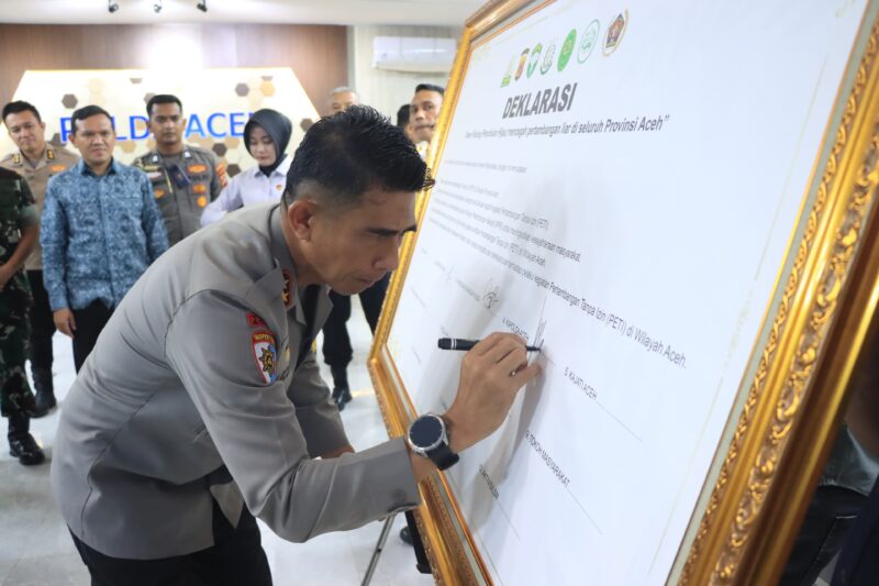 Kapolda Aceh Irjen Pol. Marzuki Ali Basyah menanda tangani petisi deklarasi Green Policing atau pemolisian hijau sebagai upaya memberantas tambang ilegal. dok. Polda Aceh