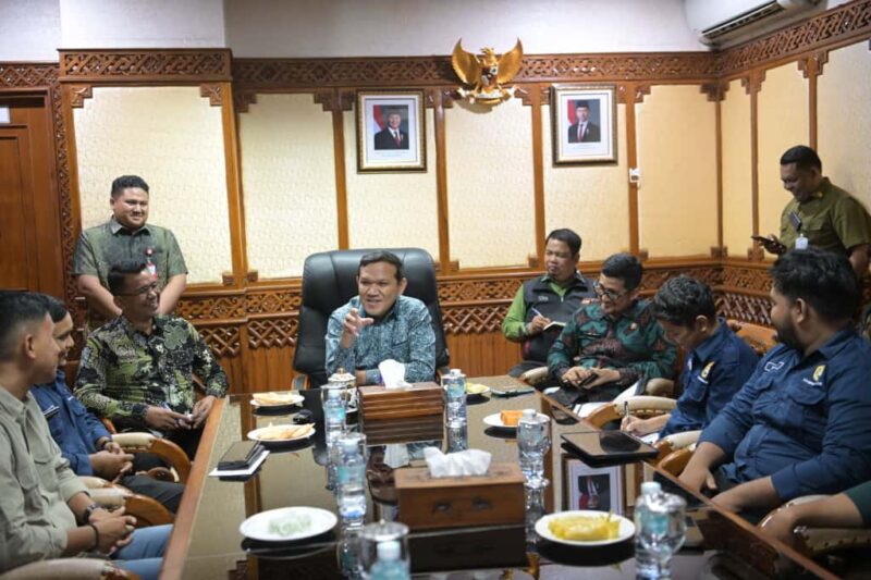 Wakil Gubernur Aceh Fadhlullah, saat menerima audiensi Forum Komunikasi Generasi Muda Pidie (Fokusgampi), di ruang rapat Wakil Gubernur Aceh, Kamis (2/10/2025). dok. Ist