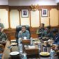 Wakil Gubernur Aceh Fadhlullah, saat menerima audiensi Forum Komunikasi Generasi Muda Pidie (Fokusgampi), di ruang rapat Wakil Gubernur Aceh, Kamis (2/10/2025). dok. Ist