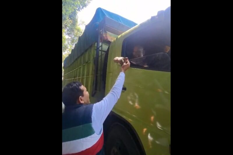 Wakil Gubernur Aceh, H. Fadhlullah, SE, berikan uang ke supir truk berplat luar Aceh. dok. Ist