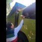 Wakil Gubernur Aceh, H. Fadhlullah, SE, berikan uang ke supir truk berplat luar Aceh. dok. Ist