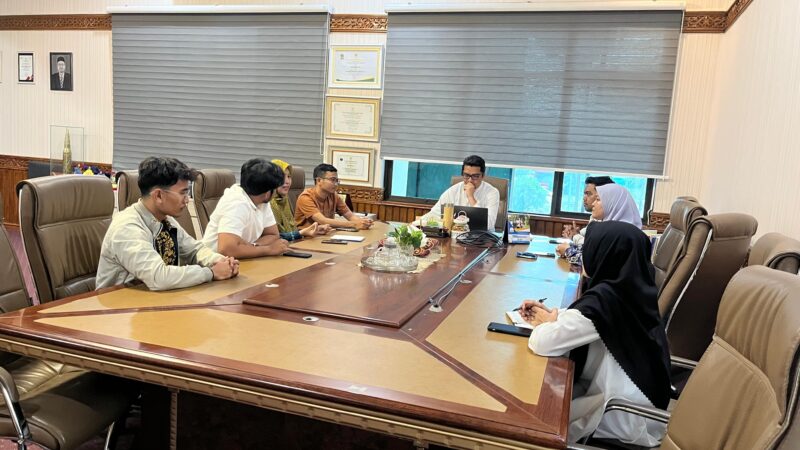 Kepala Dinas Pendidikan Aceh, Marthunis, S.T., D.E.A., menerima kunjungan silaturahmi dari Ketua dan pengurus ASN Aceh Mengajar yang berlangsung di ruang kerja Kepala Dinas Pendidikan Aceh, Jumat (3/10/2025). dok. Ist