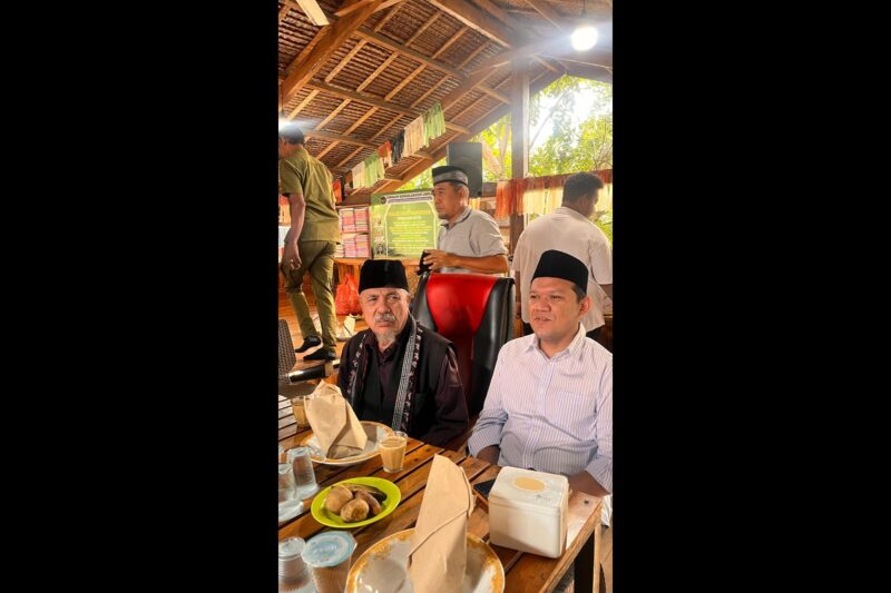 Wakil Gubernur Aceh, H. Fadhlullah, SE., mengadakan silaturahmi dengan sejumlah tokoh agama di Warkop Naggroe, Banda Aceh, Minggu (5/10/2025). dok. Ist
