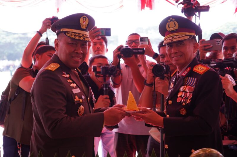 Kapolda Aceh, Irjen Pol. Marzuki Ali Basyah, menghadiri upacara peringatan Hari Ulang Tahun (HUT) ke-80 Tentara Nasional Indonesia (TNI) yang digelar di Lapangan Blang Padang, Banda Aceh, Minggu (5/10/2025). dok. Polda Aceh