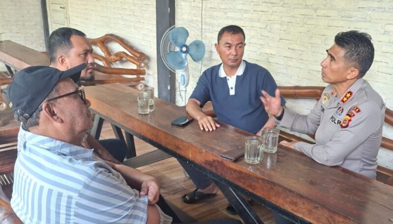 Kapolda Aceh Irjen Pol. Marzuki Ali Basyah, melakukan pertemuan nonformal dengan anggota Majelis Tuha Peut Wali Nanggroe, Drs. H. Sulaiman Abda di Gampong Tibang, Kecamatan Syiah Kuala, Kota Banda Aceh, Senin, 6 Oktober 2025. dok. Polda Aceh