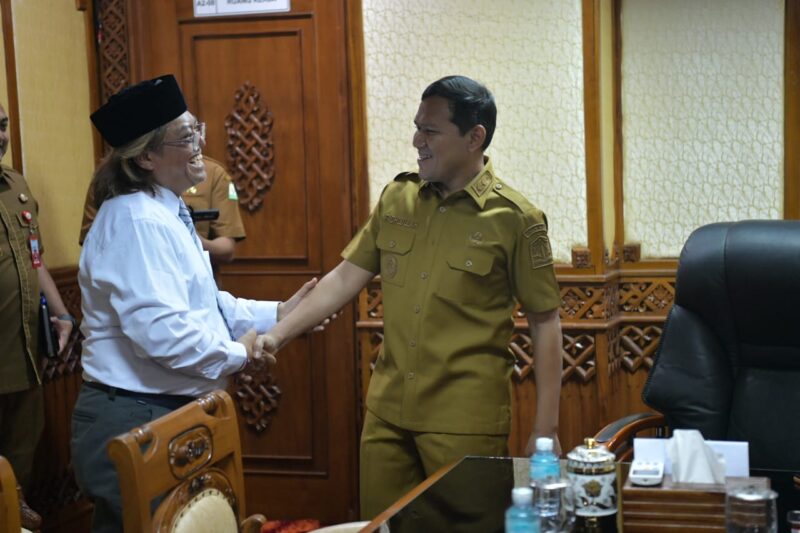 Wakil Gubernur Aceh, H. Fadhlullah, SE, menerima kunjungan Dewan Perniagaan Serumpun Malaysia-Aceh, Indonesia (DPSMAI) di ruang rapat Wakil Gubernur Aceh, Senin (6/10/2025). dok. Ist
