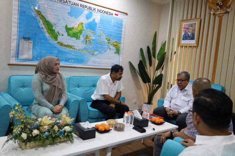 Gubernur Aceh Muzakir Manaf atau akrab disapa Mualem, didampingi Ketua TP PKK Aceh Marlina Muzakir, melakukan pertemuan dengan Wakil Menteri Perumahan dan Kawasan Permukiman (Wamen Perkim), Fahri Hamzah, di Kantor Kementerian Perkim, Jakarta Selatan, Senin (6/10/2025). dok. Ist