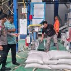 Kapolda Aceh Irjen Pol. Marzuki Ali Basyah, melakukan pengecekan langsung ke CV Kilang Padi Meutuah Baro di Kecamatan Blang Bintang, Kabupaten Aceh Besar, Selasa, 7 Oktober 2025. dok. Polda Aceh